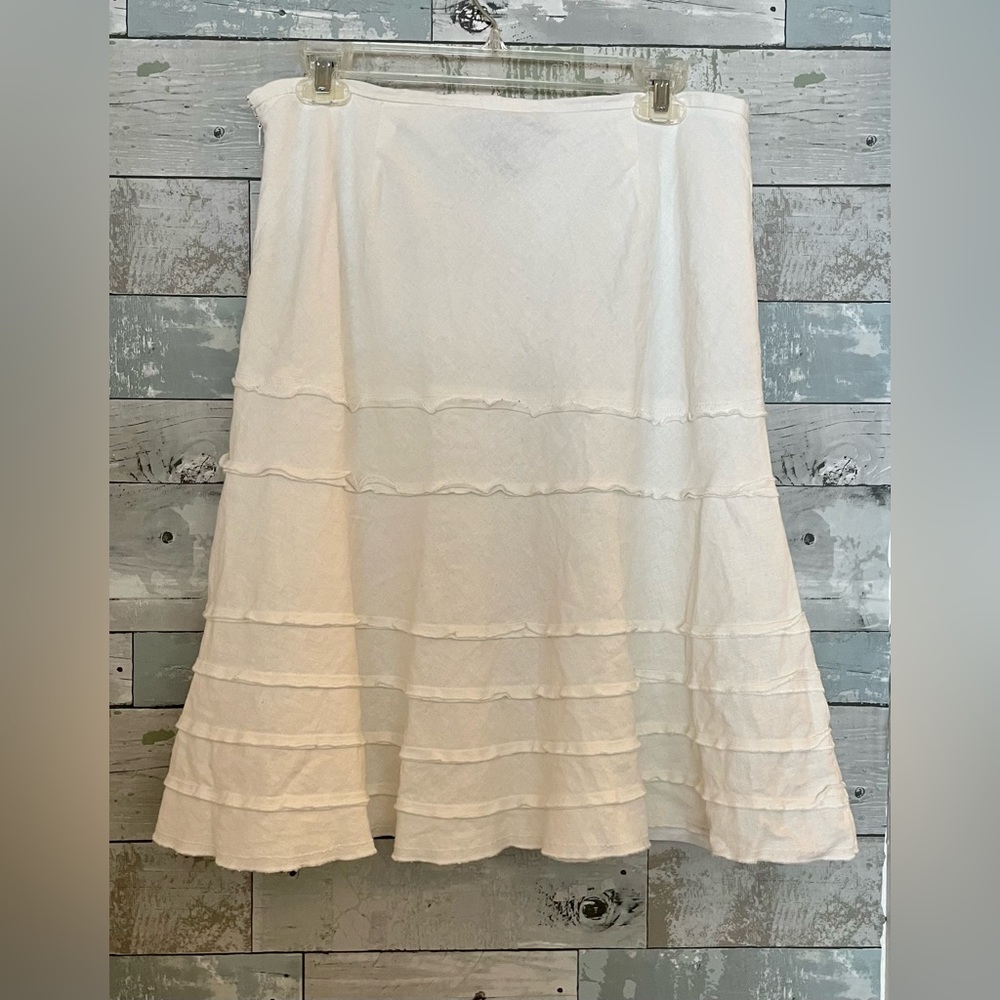 Sharagano White Linen Rayon Tiered A-Line Skirt 
Women’s Size 10P 
Fully lined